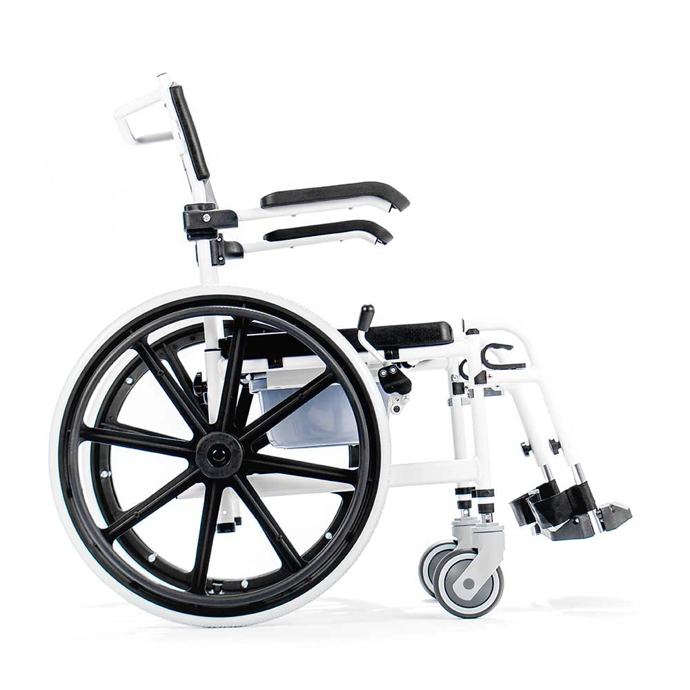 Cadeira de banho Evo com rodas grandes e apoio de pés, vista lateral — Mobility